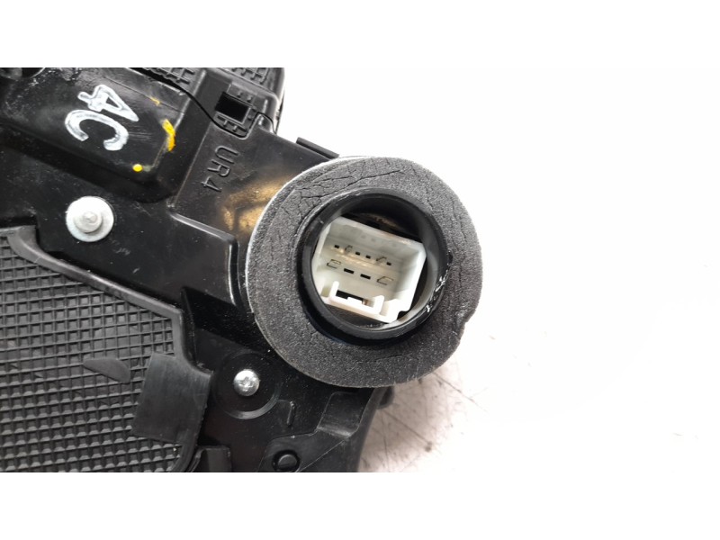 Recambio de cerradura puerta trasera derecha para toyota auris active referencia OEM IAM 6905005051  