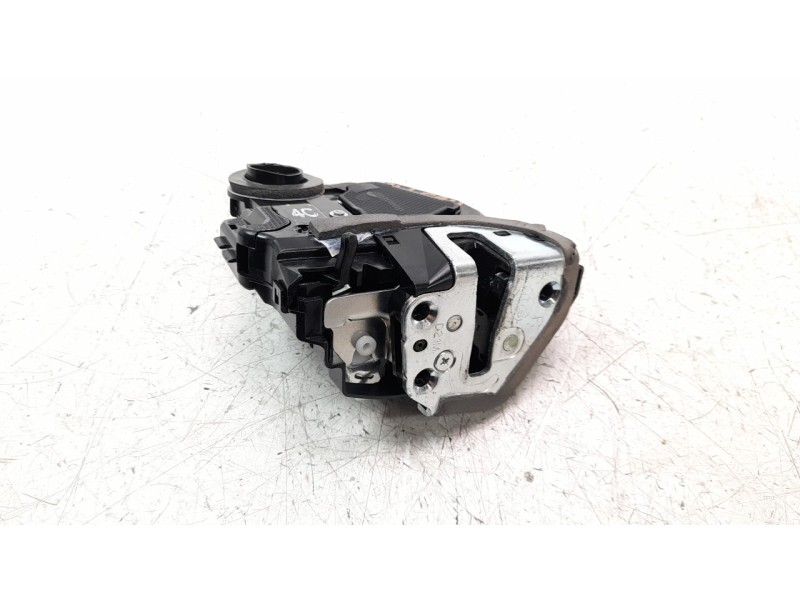 Recambio de cerradura puerta trasera derecha para toyota auris active referencia OEM IAM 6905005051  