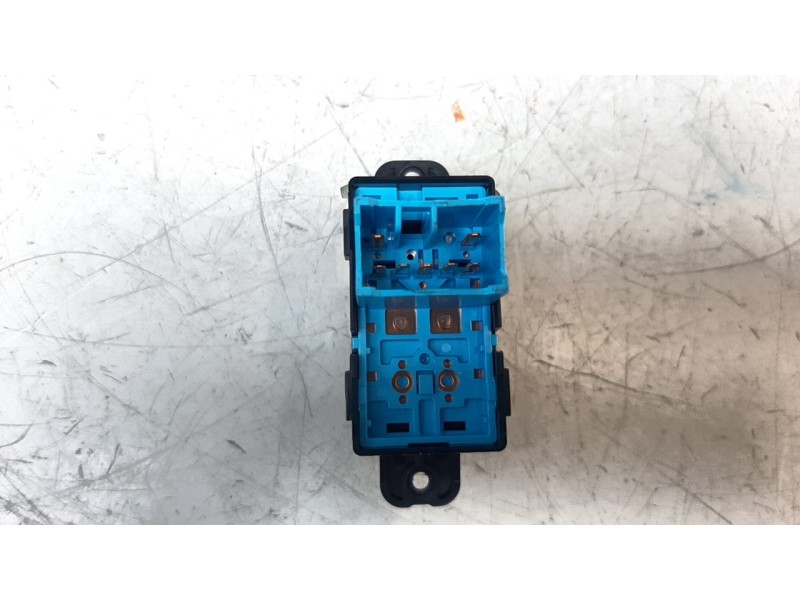 Recambio de mando elevalunas trasero izquierdo para ssangyong tivoli urban 4x2 referencia OEM IAM 8585035100  