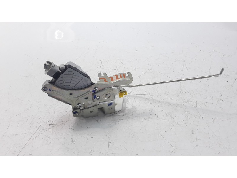 Recambio de cerradura puerta delantera derecha para mahindra kuv 100 2wd nxt referencia OEM IAM 0114DAZ00351N  