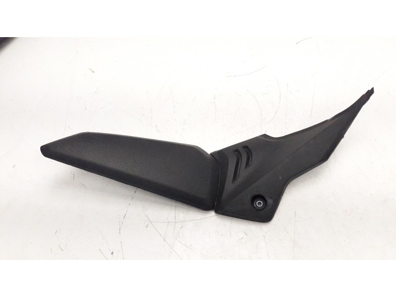 Recambio de moldura para honda cb 650r referencia OEM IAM 83600MKND50  