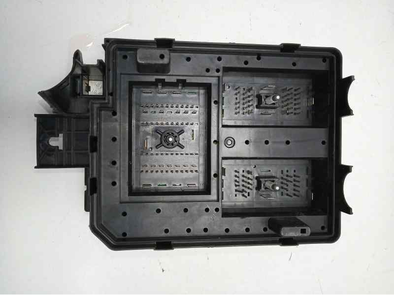 Recambio de caja reles / fusibles para opel corsa e selective referencia OEM IAM 39068005  