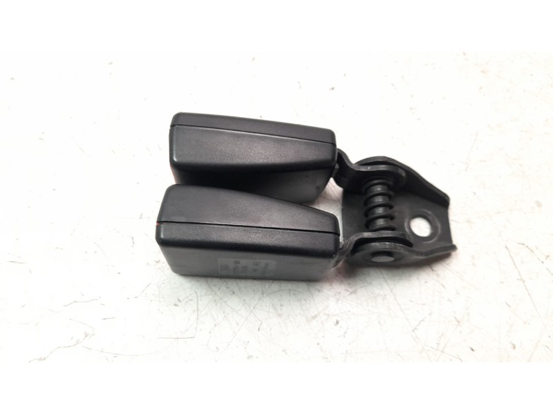 Recambio de enganche cinturon trasero central para volkswagen scirocco (138) 2.0 tsi referencia OEM IAM 8J8857739H  
