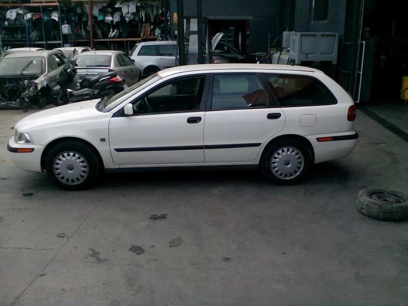 volvo v40 familiar del año 2001