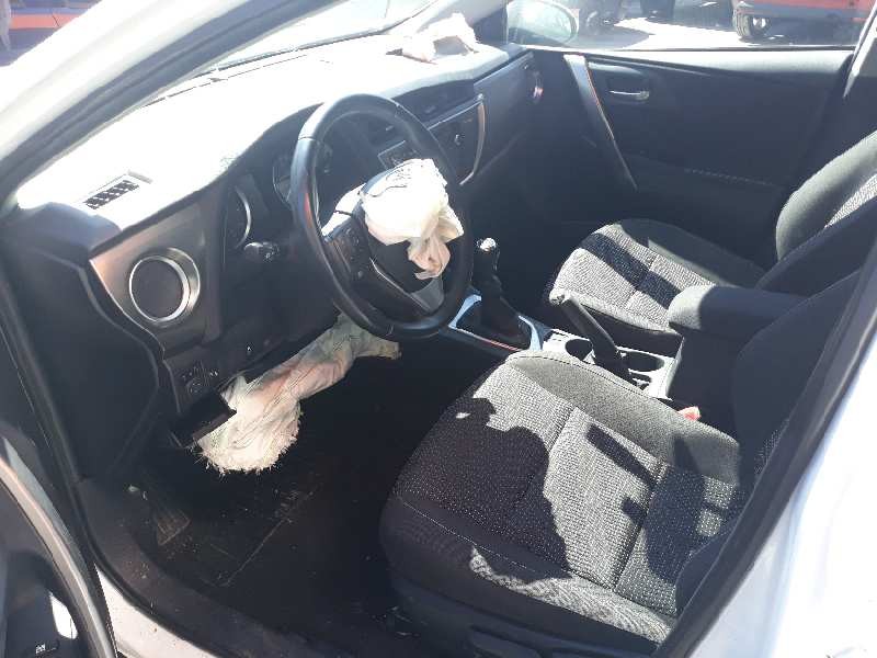 toyota auris del año 2014