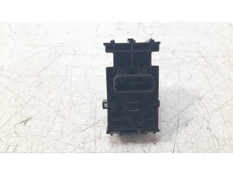 Recambio de mando elevalunas trasero izquierdo para toyota corolla (e21) hybrid style referencia OEM IAM 8481002250  