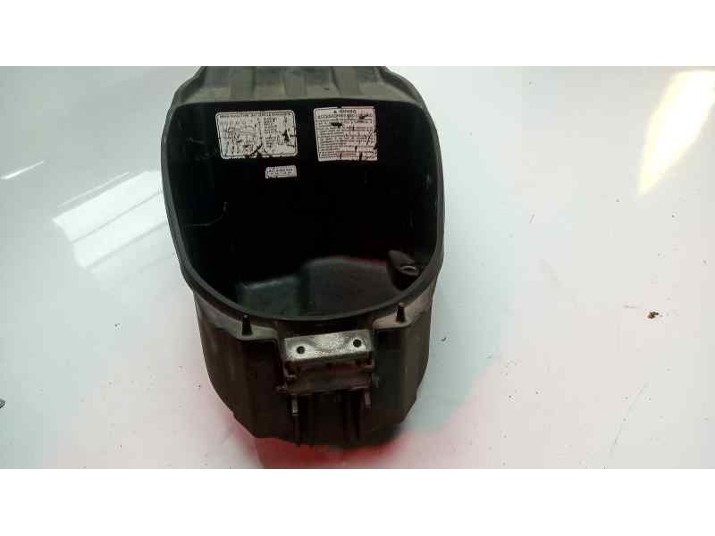 Recambio de moldura para honda vision 110 referencia OEM IAM 81250KTZD400  
