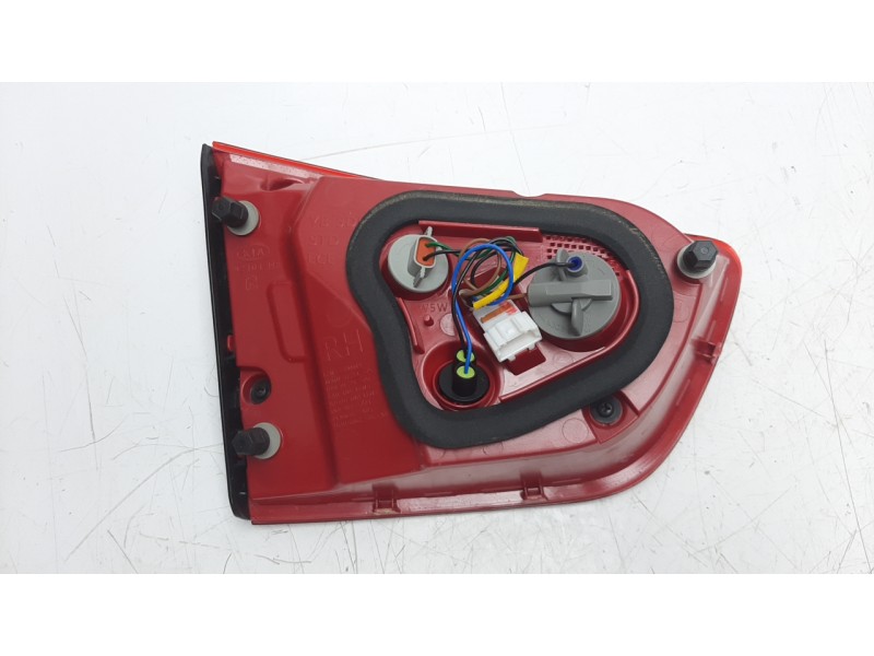 Recambio de piloto trasero derecho interior para kia rio (yb) 1.2 cat referencia OEM IAM 92404H8  