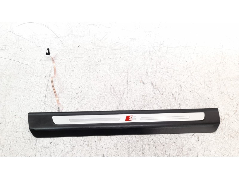 Recambio de moldura para audi q7 4mg referencia OEM IAM 4M8947406A  