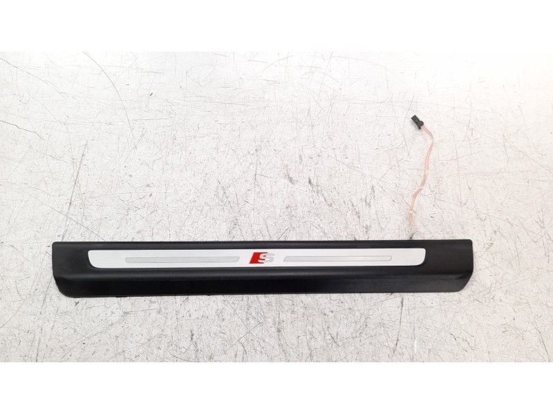 Recambio de moldura para audi q7 4mg referencia OEM IAM 4M8947405A  
