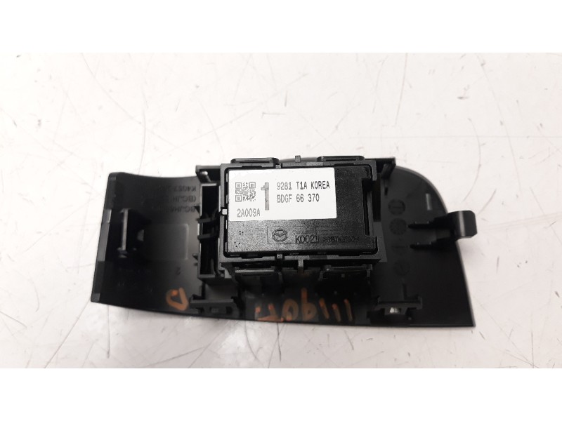 Recambio de mando elevalunas trasero derecho para mazda cx-30 referencia OEM IAM BDGF66370  