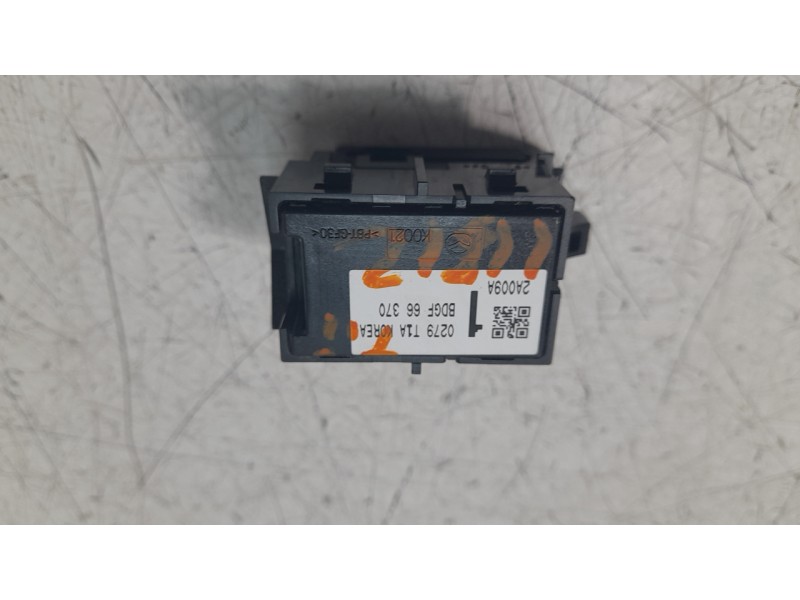 Recambio de mando elevalunas trasero izquierdo para mazda 3 sedán (bp) evolution referencia OEM IAM BDGF66370  