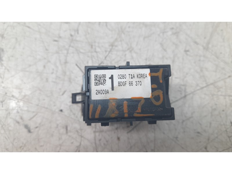 Recambio de mando elevalunas trasero derecho para mazda 3 sedán (bp) evolution referencia OEM IAM BDGF66370  