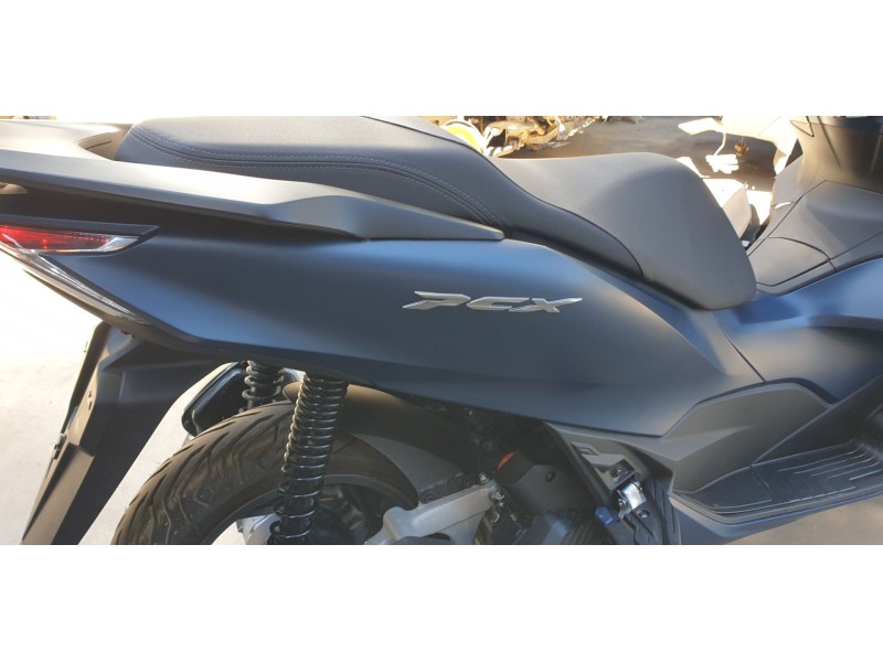 Recambio de moldura para honda pcx 125 referencia OEM IAM 83550K1YJ50ZB  