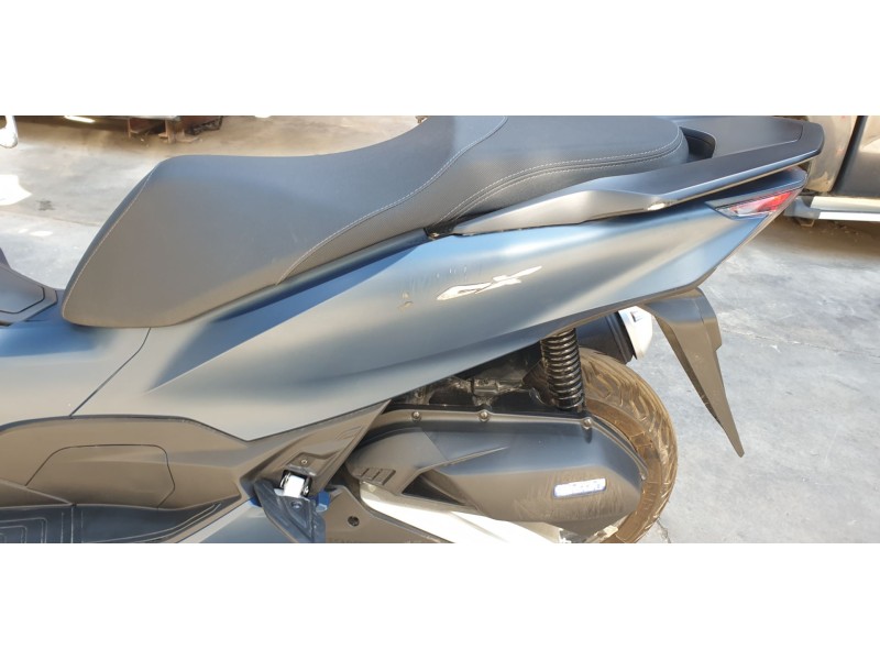 Recambio de moldura para honda pcx 125 referencia OEM IAM 83650K1YJ50ZB  