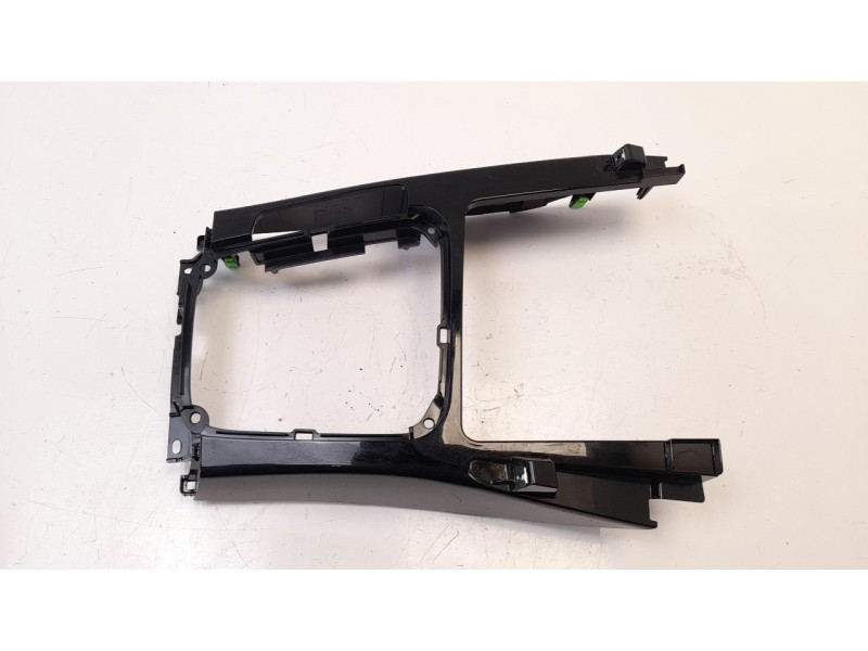 Recambio de moldura para kia xceed 1.0 tgdi cat referencia OEM IAM 84631J7900  