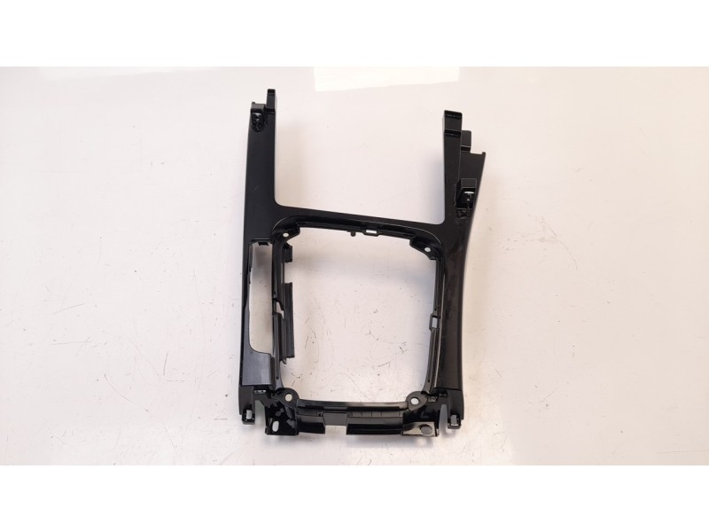 Recambio de moldura para kia xceed 1.0 tgdi cat referencia OEM IAM 84631J7900  