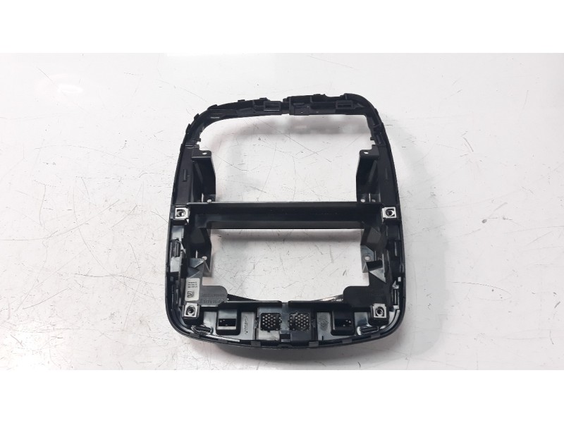 Recambio de moldura para renault clio iv 0.9 referencia OEM IAM 681043537R  