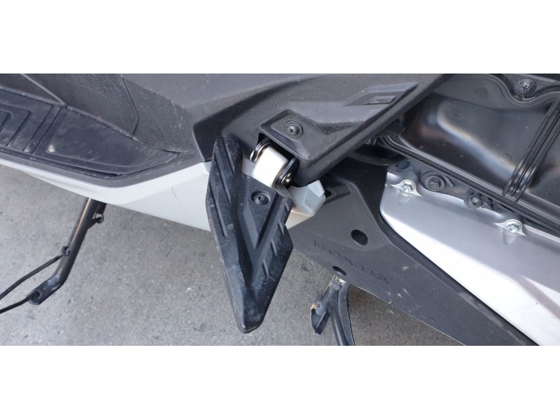 Recambio de estribera izquierda para honda pcx 125 referencia OEM IAM 50741K1ZJ10ZA  