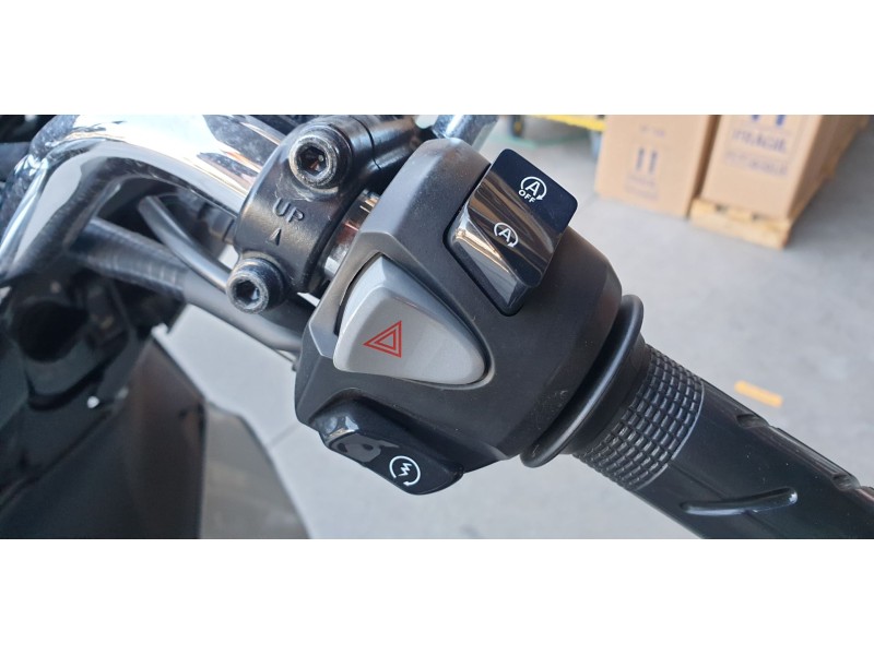 Recambio de piña luces derecha para honda pcx 125 referencia OEM IAM 35160K1ZJ12  