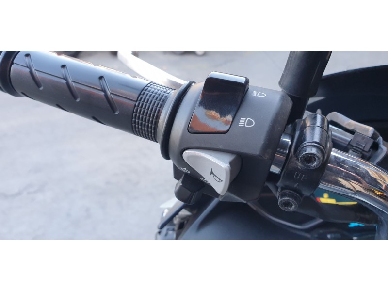 Recambio de piña luces izquierda para honda pcx 125 referencia OEM IAM 35200K1YD12  