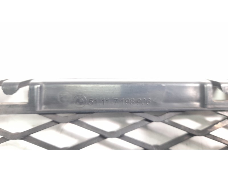 Recambio de rejilla paragolpes central para bmw serie 3 berlina (e90) 318d referencia OEM IAM 51117198906  