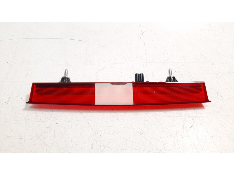 Recambio de luz central de freno para toyota corolla (e21) referencia OEM IAM 8157012450  