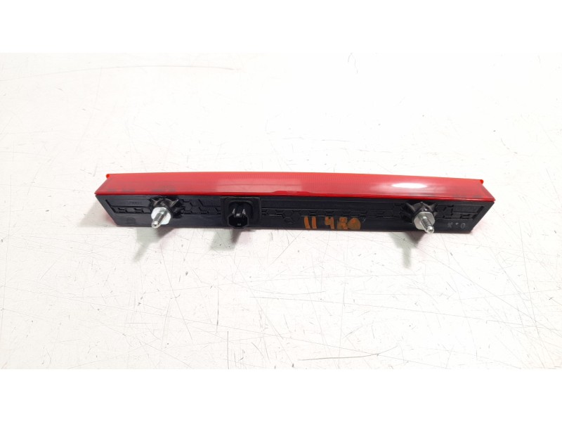 Recambio de luz central de freno para toyota corolla (e21) referencia OEM IAM 8157012450  