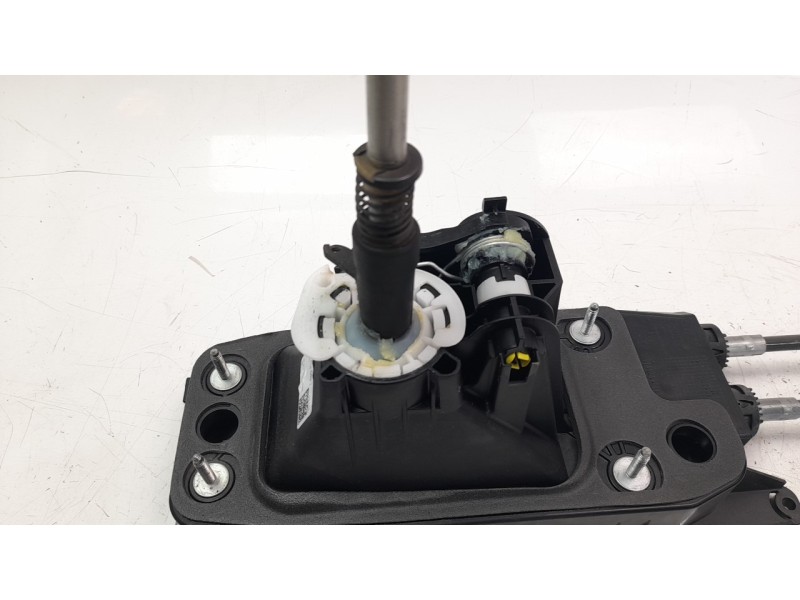 Recambio de palanca cambio para volkswagen polo 1.0 tsi referencia OEM IAM 2Q0711049J  