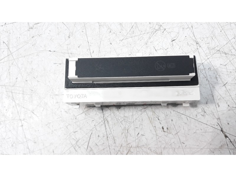 Recambio de pantalla multifuncion para toyota corolla (e21) referencia OEM IAM 8395002520A  
