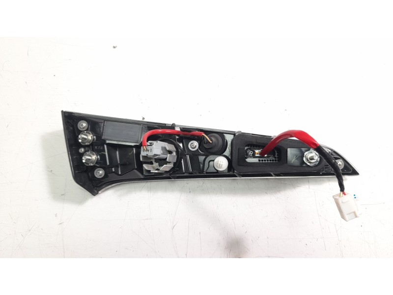 Recambio de piloto trasero derecho interior para toyota corolla (e21) referencia OEM IAM 8158102B80  