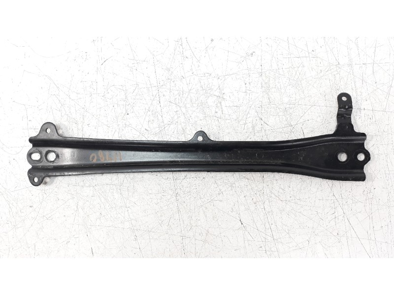 Recambio de travesaño inferior para toyota corolla (e21) referencia OEM IAM 5110802110  