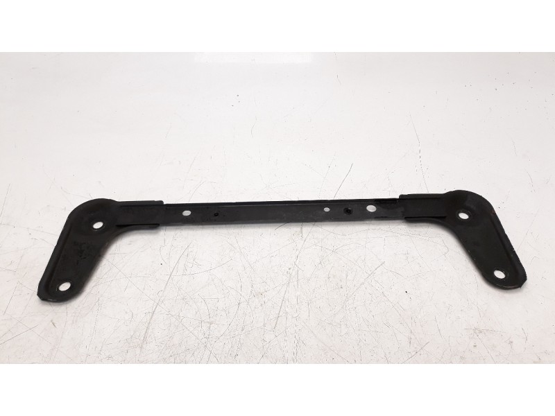 Recambio de travesaño inferior para renault clio iv 1.2 16v referencia OEM IAM 8200537419  