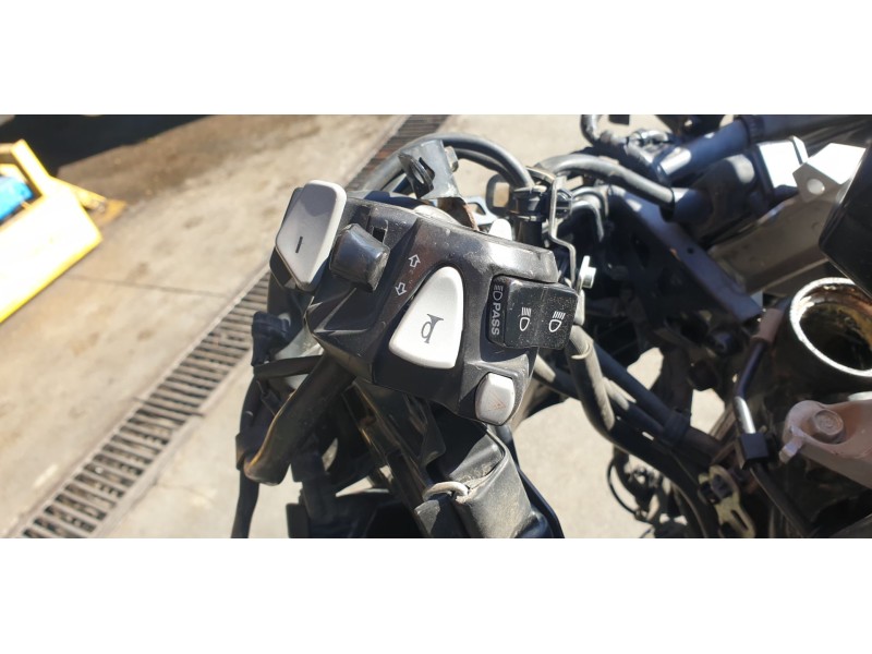 Recambio de piña luces izquierda para honda x-adv x-adv referencia OEM IAM 35200MKHD02  