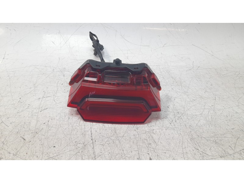 Recambio de piloto trasero central para honda x-adv x-adv referencia OEM IAM 33701MKTD01  