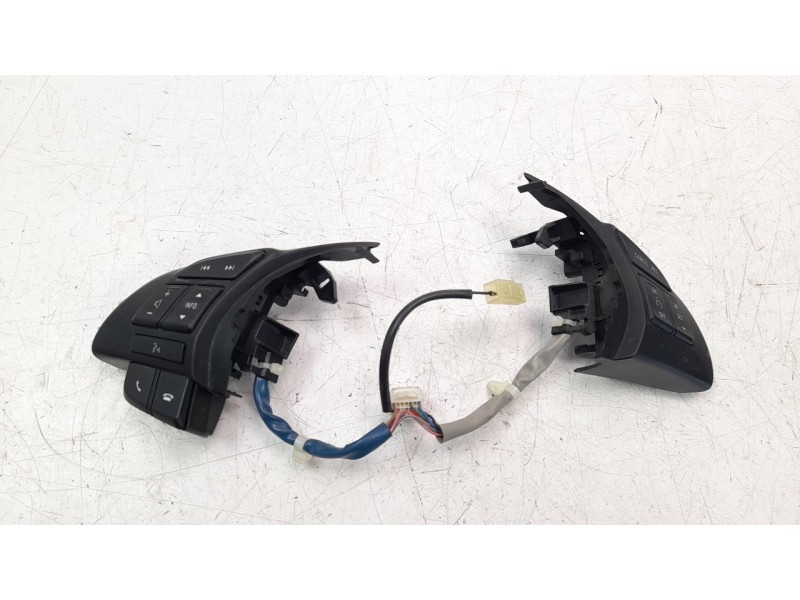 Recambio de mando volante para mazda cx-5 2.2 turbodiesel cat referencia OEM IAM 75E504  