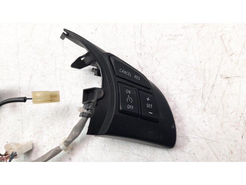 Recambio de mando volante para mazda cx-5 2.2 turbodiesel cat referencia OEM IAM 75E504  