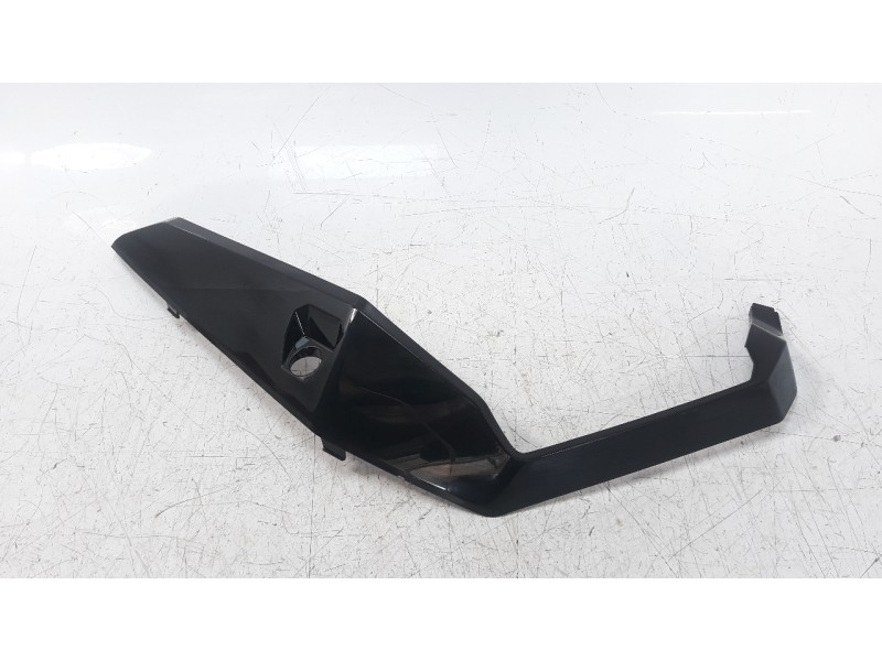 Recambio de moldura para honda x-adv referencia OEM IAM 64421MKTD000  