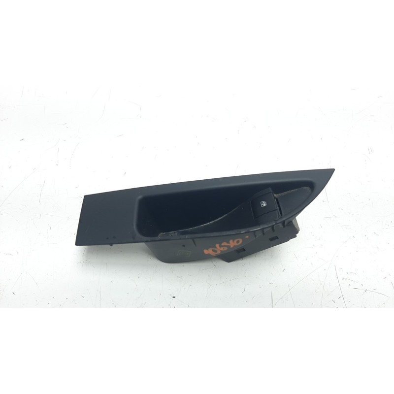 Recambio de mando elevalunas trasero izquierdo para opel astra j lim. 1.7 16v cdti referencia OEM IAM 13301888 IAF430077GM 