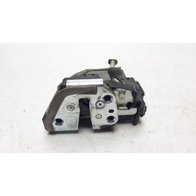 Recambio de cerradura puerta trasera derecha para toyota rav 4 2.0 d-4d cat referencia OEM IAM A046693  
