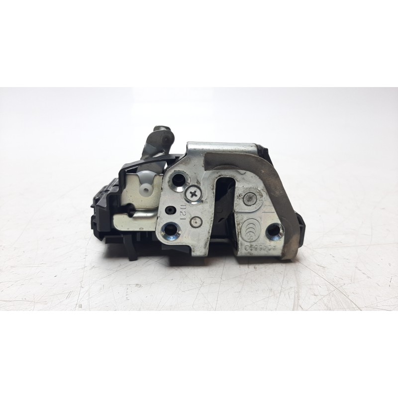 Recambio de cerradura puerta trasera izquierda para toyota rav 4 2.0 d-4d cat referencia OEM IAM 6906033120 CRDTOY6070 