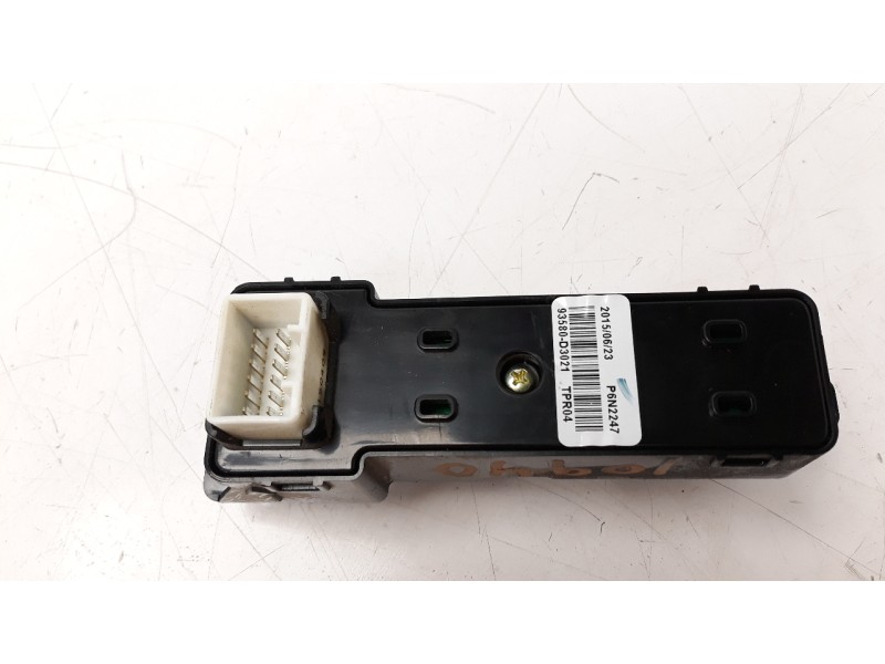 Recambio de mando elevalunas trasero derecho para hyundai tucson 1.7 crdi cat referencia OEM IAM 93580D3021  