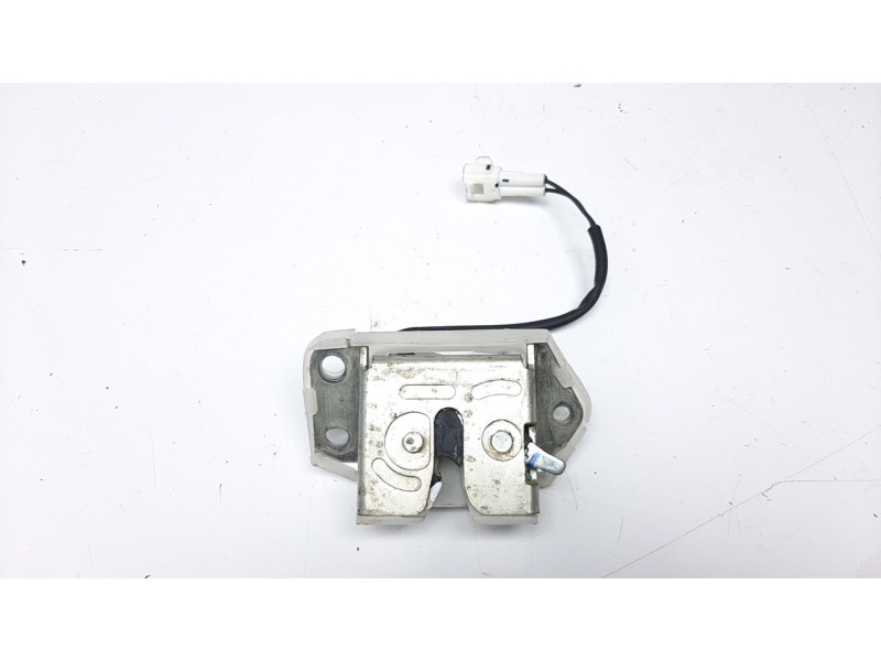 Recambio de cerradura maletero / porton para mahindra kuv 100 2wd nxt referencia OEM IAM 0114EAZ00101N  