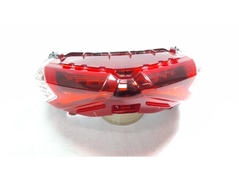 Recambio de piloto trasero central para yamaha nmax nmax 125 referencia OEM IAM B6HH471000  