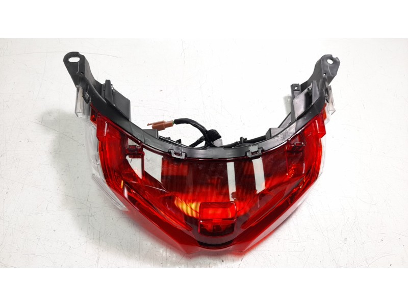 Recambio de piloto trasero central para yamaha nmax nmax 125 referencia OEM IAM B6HH471000  