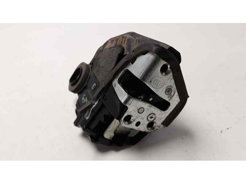 Recambio de cerradura puerta trasera derecha para toyota auris active referencia OEM IAM 6905005050  