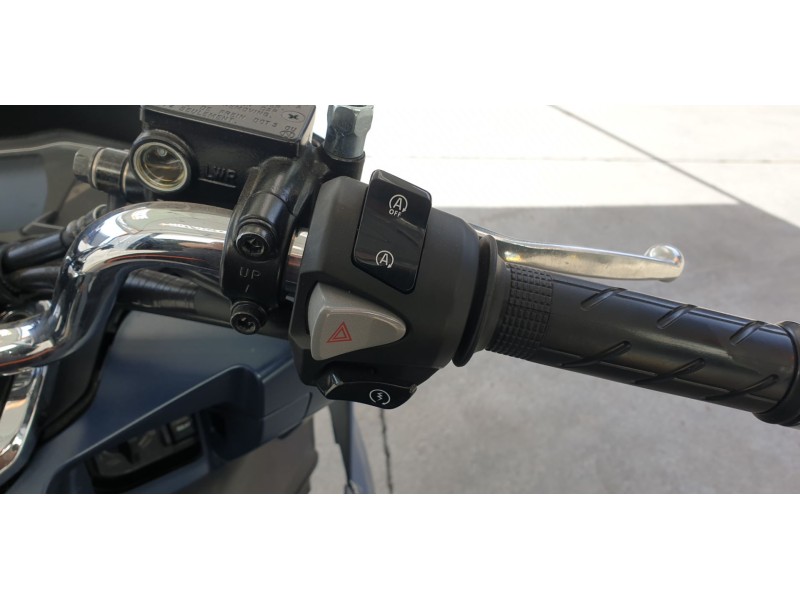 Recambio de piña luces derecha para honda pcx 125 referencia OEM IAM 35160K1ZJ12  