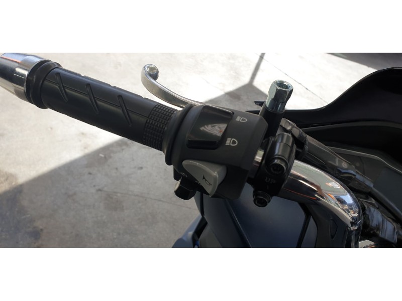 Recambio de piña luces izquierda para honda pcx 125 referencia OEM IAM 35200K1YD12  