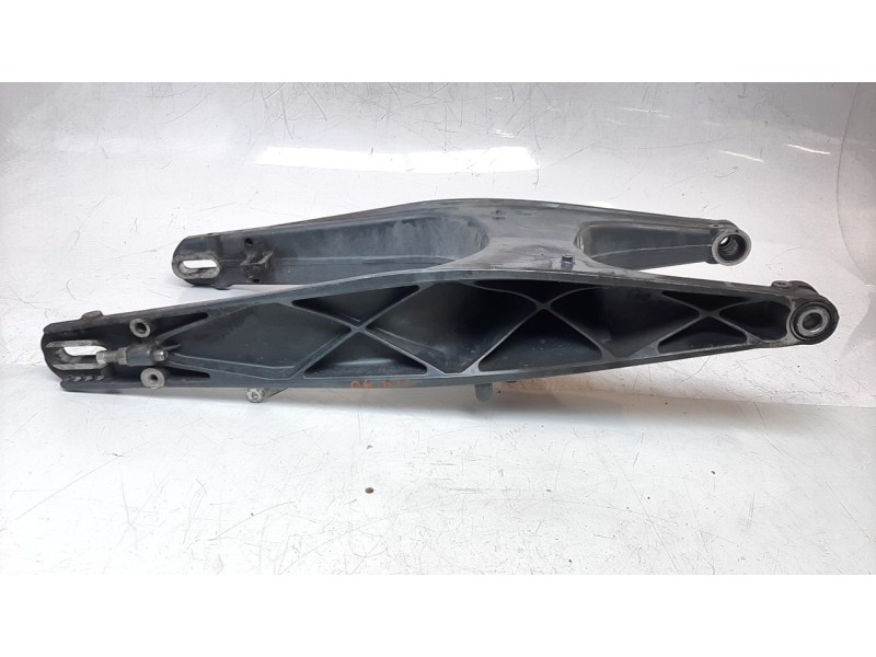 Recambio de basculante para ktm 390 duke 390 duke referencia OEM IAM 28104030044BA  