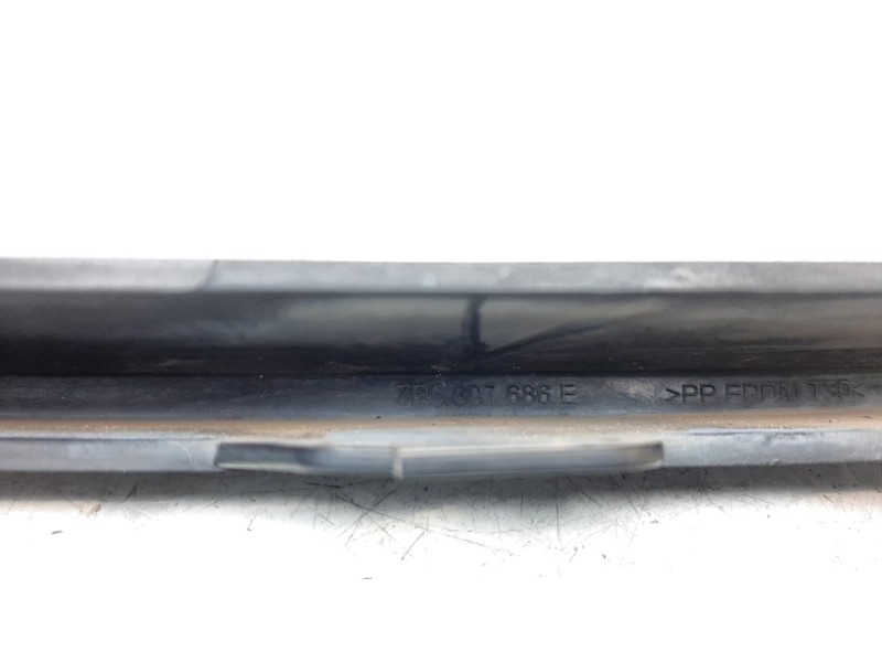 Recambio de molduras delanteras para porsche cayenne (typ 92aa) diesel referencia OEM IAM 7P5807686E  